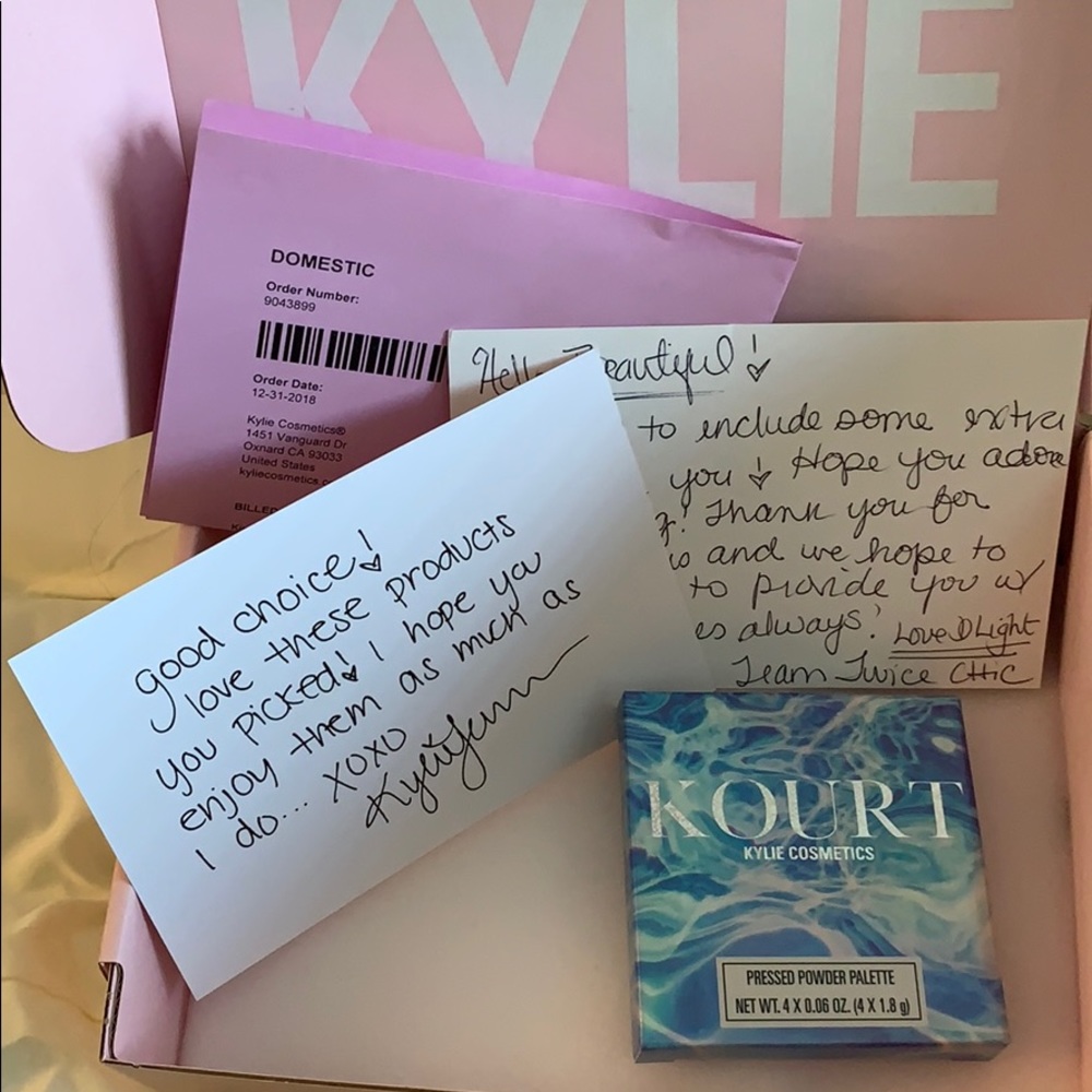 🎁FIRM 💯Kourtney Pressed Powder Palette